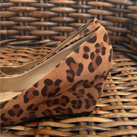 Chinese Laundry Round Toe Leopard
Wedges Heels Women Size 7.5 - Picture 3 of 11
